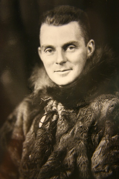 File:Punch Dickins.jpg