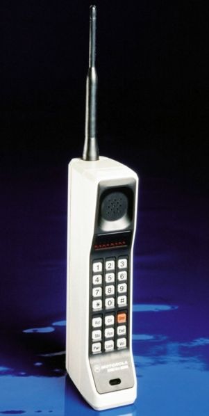 File:MotorolaDynaTac first commercially available handheld cellular phone 1983 ish Alan Pollard Collection.jpg